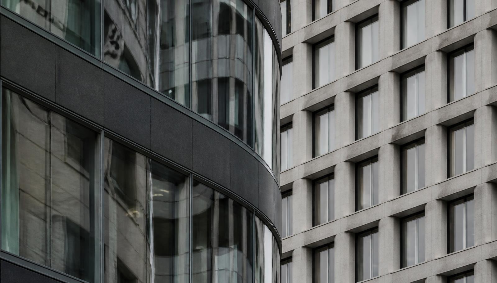 Fassadendetail eines Schweizer Geschäftsgebäudes